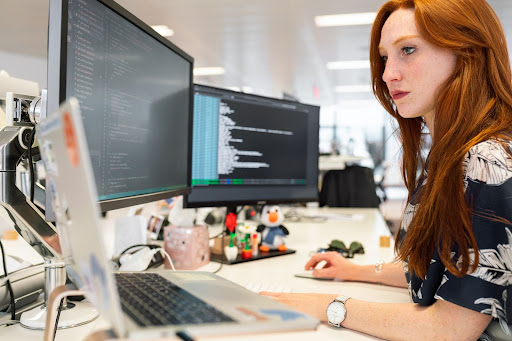 девушка изучает Python самостоятельно